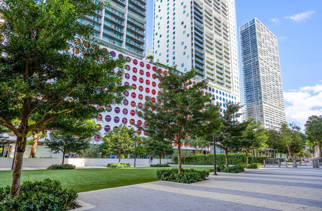 ©EDSA | Brickell World Plaza | Tree Lined Sidewalk